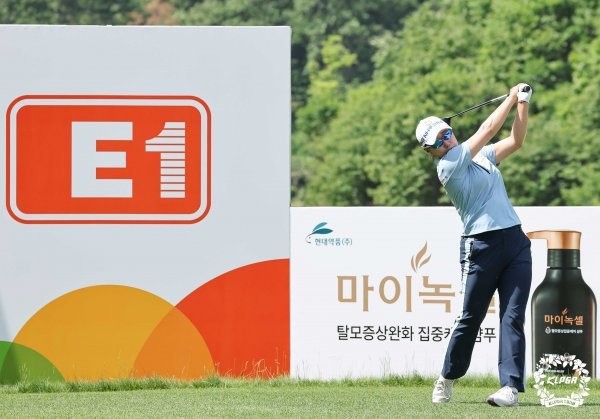 지난해 11월 30일 E1과 KLPGA는 굿네이버스 회관을 찾아 ‘제10회 E1 채리티 오픈’을 통해 조성된 자선기금 1억 원을 
전달했다. 전달식을 마친 뒤 E1 전진만 대외협력실장, 굿네이버스 황성주 나눔마케팅본부장, 정윤지, KLPGA 김순희 
전무이사(왼쪽부터)가 기념 촬영을 하고 있다. 사진제공 | KLPGA