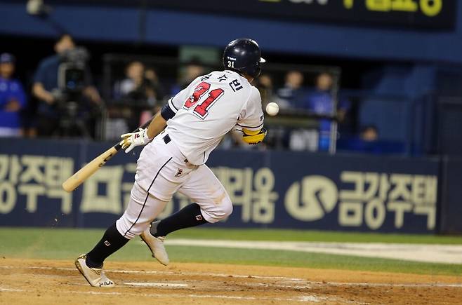 ▲ 정수빈의 스퀴즈 번트 장면. 두산은 베테랑 트리오의 활약으로 승리를 챙겼다. ⓒ두산 베어스