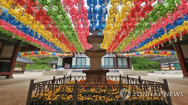 인제 백담사의 형형색색 연등 물결 (인제=연합뉴스) 부처님 오신 날을 이틀 앞둔 25일 강원 인제군 백담사에 연등이 줄지어 걸려 있다. 2023.5.25 [인제군 제공. 재판매 및 DB 금지] conanys@yna.co.kr