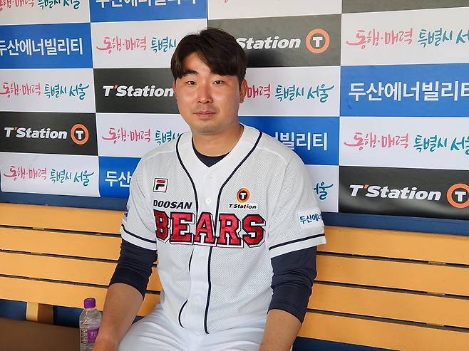 두산 유니폼을 입은 김정우 (서울=연합뉴스) 하남직 기자 = 두산 베어스로 트레이드된 김정우가 26일 서울시 잠실구장에서 취재진과 인터뷰하고 있다.