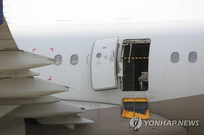 아시아나 비행기 비상개폐 흔적 (대구=연합뉴스) 윤관식 기자 = 26일 오후 대구국제공항에 비상착륙한 아시아나 비행기의 출입구 비상개폐 흔적이 고스란히 남아 있다. 2023.5.26 psik@yna.co.kr