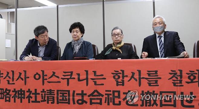 '한국인 야스쿠니 합사 취소 소송' 기자회견 (도쿄=연합뉴스) 박상현 특파원 = 일본 야스쿠니신사에 유족 허락 없이 합사된 한국인을 빼 달라는 소송의 항소심에서 원고인 유족들이 패소한 26일 도쿄에서 열린 기자회견에서 오구치 아키히코 변호사가 "법원이 불성실한 판결을 했다"고 비판하고 있다.