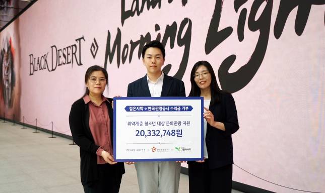 공현배 펄어비스 사업개발실장(가운데), 김은영 그린라이트 이사(오른쪽), △이영희 한국관광공사 한류관광팀 과장(왼쪽)이 펄어비스 수익금을 전달하며 사진촬영을 하고 있다./사진=펄어비스 제공