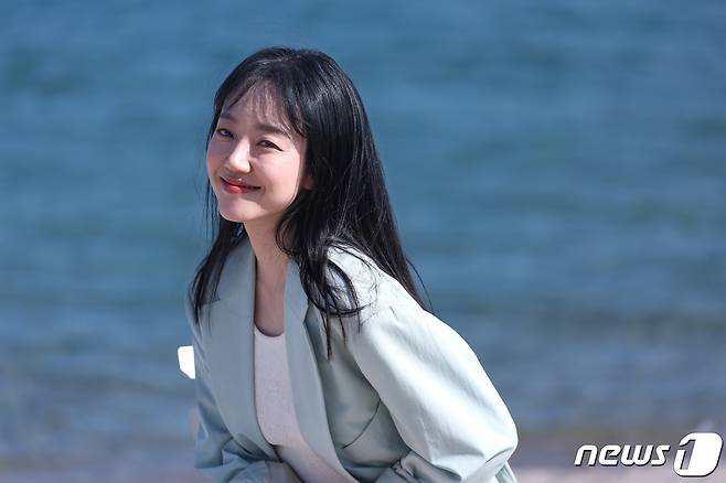 베우 임수정이 26일 오후(현지시간) 프랑스 남부 소도시 칸 팔레 데 페스티발(Palais des Festival) 영화진흥위원회 부스에서 국내 취재진 대상으로 열린 영화 '거미집' 라운드 인터뷰에 참석해 사진 촬영을 하고 있다. 2023.5.27/뉴스1 ⓒ 뉴스1 이준성 기자