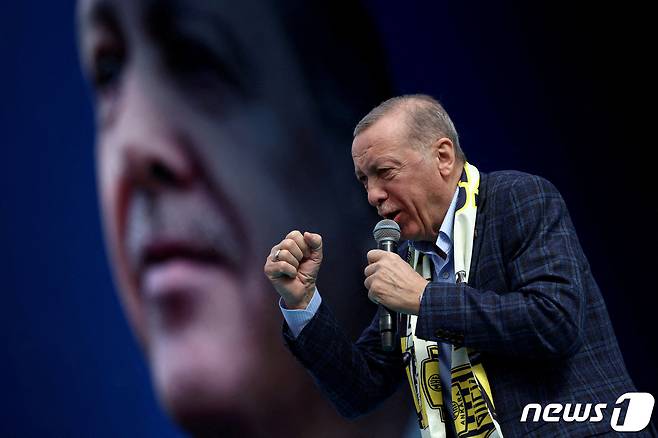 튀르키예에서 대선 결선 투표가 실시된 가운데 개표율이 95%를 넘긴 상황에서 집권 정의개발당(AKP)의 레제프 타이이프 에르도안 튀르키예 대통령은 49.52%, 케말 클르츠다로을루 공화인민당(CHP) 대표는 44.76%의 득표율을 기록하고 있다. ⓒ 로이터=뉴스1 ⓒ News1 정윤영 기자
