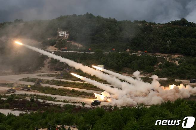 25일 경기도 포천 승진과학화훈련장에서 열린 2023 연합·합동 화력격멸훈련에서 MLRS(M270, 다련장로켓)를 이용해 동시통합사격으로 진지를 초토화하고 있다. (국방부 제공) 2023.5.25/뉴스1