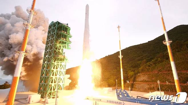 한국형 우주발사체 누리호(KSLV-Ⅱ)가 25일 오후 전남 고흥군 나로우주센터에서 발사되고 있다. 누리호는 2021년 10월21일 1차, 2022년 6월21일 2차 발사가 이뤄졌다. 1, 2차 발사가 성능 검증을 위한 목적이었다면 이번 3차 발사는 처음으로 실용 위성을 우주로 데려가는 실전이다. 이번에 실려 가는 위성은 차세대소형위성 2호(카이스트 인공위성연구소), 도요샛 4기(천문연), LUMIR-T1(루미르), JAC(져스텍), KSAT3U(카이로스페이스) 등 총 8개다. (항공우주연구원 제공) 2023.5.25/뉴스1 ⓒ News1 장수영 기자