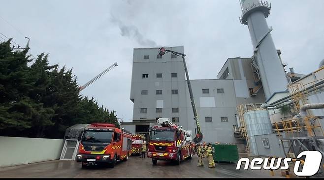 27일 오후 12시50분께 대전 대덕구 신일동에 있는 한 산업 용지 생산 공장에서 불이 난 모습.대전 소방본부 제공)