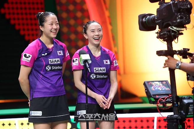 전지희(오른쪽)-신유빈이 4강전 뒤 공동취재구역에서 방송 인터뷰를 하고 있다. 대한탁구협회