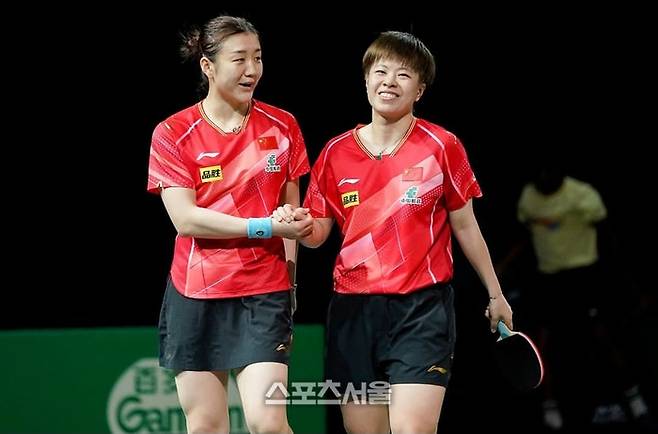 중국의 첸멍(왼쪽)-왕이디.  WTT(월드테이블테니스)