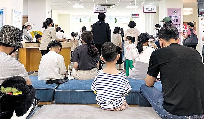 25일 서울 용산구 소화아동병원을 찾은 어린이 환자와 보호자들이 진료 접수를 위해 대기하고 있다. 의사들의 소아청소년과 기피로 폐업하는 소아과가 늘어나는 가운데, 소아과마다 진료가 시작되기 전 이른 아침부터 접수를 위한 대기 줄이 길게 늘어서고 있다. /김지호 기자