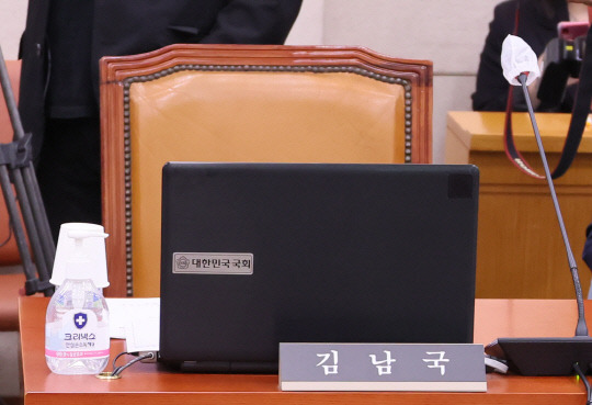 이른바 '김남국 방지법'(공직자윤리법 개정안) 등을 심사하기 위해 25일 오전 국회에서 열린 법제사법위원회 전체회의에 '60억원 이상 미공개 코인 거래 의혹'으로 더불어민주당을 탈당한 무소속 김남국 의원 자리가 비어 있다.<연합뉴스>