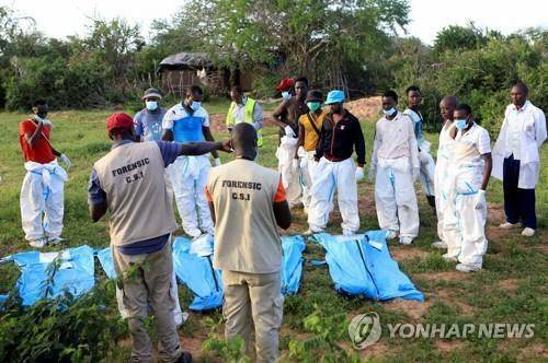지난 11일(현지시간) 케냐 동남부 말린디에 있는 기쁜소식 국제교회 인근 800에이커(약 323만7000㎡) 규모의 샤카홀라 숲에서 현지 경찰 범죄수사대 및 법의학 조사관들이 "예수를 만나려면 굶어 죽어라"는 사이비 교주의 강요에 금식하다 사망한 신도들의 시신을 분류하고 있다.[로이터 연합뉴스 자료사진]