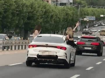 달리는 차량 창문에 걸터앉은 여성 / 연합뉴스