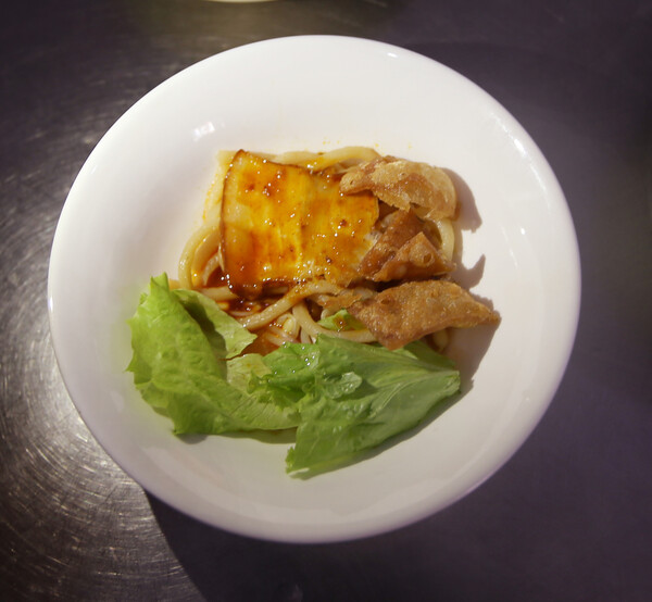 호이안 전통 국수 까올러우. 식당 ‘리엔 까올러우’의 주인 후에쩐리엔이 작은 접시에 까올러우를 나눠 줬다. 박미향 기자