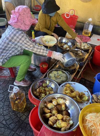 ‘중 바인깐 앤 바인꾸온’에서 일하는 여성들이 바인깐을 만들고 있다. 박미향 기자