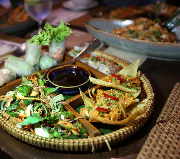 ‘아난타라 호이안 리조트’에 있는 레스토랑 ‘호이안 리버사이드’에서 맛본 베트남 음식. 박미향 기자