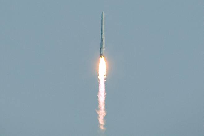 25일 오후 전남 고흥군 나로우주센터에서 국내 처음으로 실용 위성을 탑재해 3차 발사된 누리호(KSLV-Ⅱ)가 우주로 향하고 있다. 이번 3차 발사는 차세대소형위성 2호 1기와 큐브위성 7기 등 본격적으로 실용급 위성을 탑재해 발사하는 첫 사례다. 연합뉴스