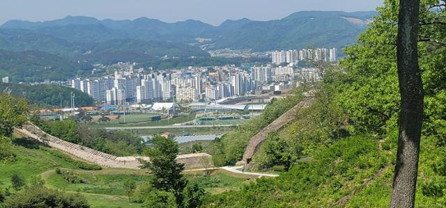 동쪽 성벽에서 내려다본 서문지와 서쪽 성벽. 멀리 보은읍내가 보인다.