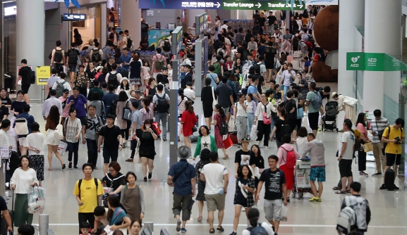 해외 여행객들로 공항이 붐비고 있다. [사진=아이뉴스24 DB]
