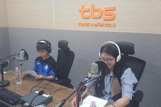 취샤오루가 아들과 함께 TBS 교통방송에서 중국어 라디오 녹음을 하고 있는 모습. 사진 본인제공