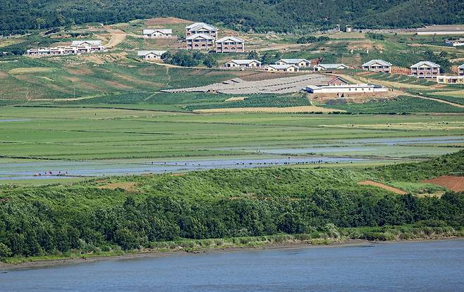 경기 파주 오두산통일전망대에서 내려다보이는 황해북도 개풍군 관산반도 들녘. 박종근 기자