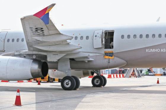 26일 오후 대구국제공항에 비상착륙한 아시아나 비행기의 출입구 비상개폐 흔적이 고스란히 남아 있다. 연합뉴스