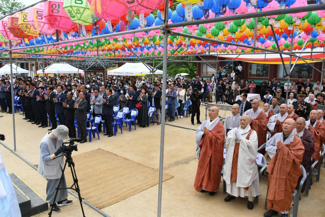 ▲ 오대산 월정사의 불기 2567년 부처님 오신 날 봉축법요식이 27일 오전 월정사 팔각구층석탑 앞 무대에서 퇴우 정념 주지스님과 월정사 스님, 유상범 국회의원, 심재국 평창군수, 심현정 군의장과 군의원, 최종수 도의원, 김충우 경찰서장, 고광록 조계종 제4교구 신도회장, 김부윤 평창군총연합신도회장과 각급 기관 단체장, 불자 등 2000여명이 참석한 가운데 열렸다. 　이날 법요식에서 월정사는 부처님 오신 날 봉축나눔으로 평창장학회 장학기금 3000만원을 심재국 군수에게 기탁하고 인근 군부대와 평창유나이티드FC에 후원금 각 200만원, 지역 학생들에게 장학금을 전달했다.신현태