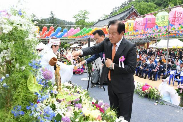 ▲ 오대산 월정사의 불기 2567년 부처님 오신 날 봉축법요식이 27일 오전 월정사 팔각구층석탑 앞 무대에서 퇴우 정념 주지스님과 월정사 스님, 유상범 국회의원, 심재국 평창군수, 심현정 군의장과 군의원, 최종수 도의원, 김충우 경찰서장, 고광록 조계종 제4교구 신도회장, 김부윤 평창군총연합신도회장과 각급 기관 단체장, 불자 등 2000여명이 참석한 가운데 열렸다. 　이날 법요식에서 월정사는 부처님 오신 날 봉축나눔으로 평창장학회 장학기금 3000만원을 심재국 군수에게 기탁하고 인근 군부대와 평창유나이티드FC에 후원금 각 200만원, 지역 학생들에게 장학금을 전달했다.신현태