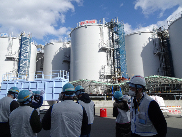 ▲ 도쿄전력 관계자들이 지난 2월 후쿠시마 제1원자력발전소에서 외신 기자들에게 오염수 저장탱크를 설명하고 있다. [연합뉴스 자료사진]