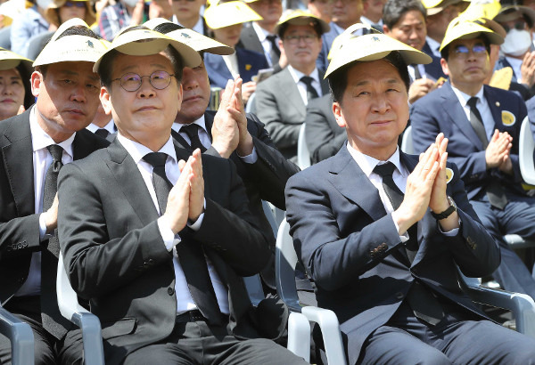 더불어민주당 이재명 대표(왼쪽)와 국민의힘 김기현 대표가 23일 경남 김해시 진영읍 봉하마을에서 열린 노무현 전 대통령 서거 14주기 추도식에 참석해 박수치고 있다. 연합뉴스