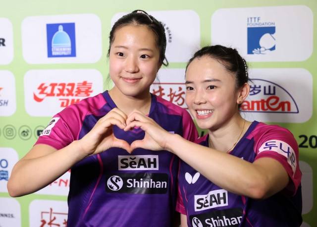 전지희-신유빈이 26일(현지시간) 남아프리카공화국 더반의 인터내셔널컨벤션센터(DICC)에서 열린 2023 국제탁구연맹(ITTF) 세계탁구선수권대회 여자복식 4강에서 승리한 뒤 취재진 인터뷰를 마치고 포즈를 취하고 있다. 대한탁구협회