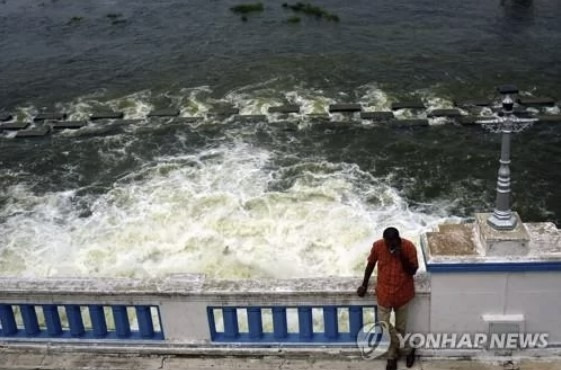 인도 첸나이의 저수지 옆에서 전화통화하는 인도 남성. 본 기사와 관련 없음 [사진 = 연합뉴스]