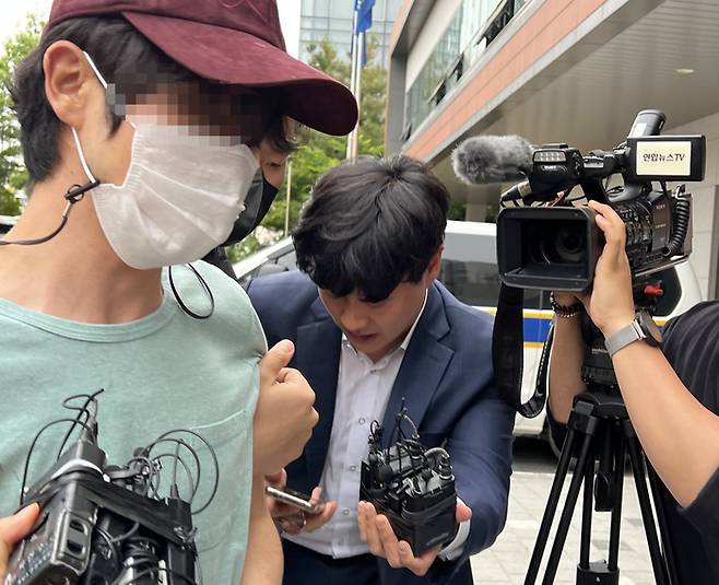 데이트 폭력으로 신고당해 경찰 조사를 받은 뒤 애인을 살해한 혐의를 받는 김 씨가 26일 오후 경찰에 긴급체포된 후 서울 금천경찰서에 들어서고 있다. 2023.5.26 [연합뉴스]