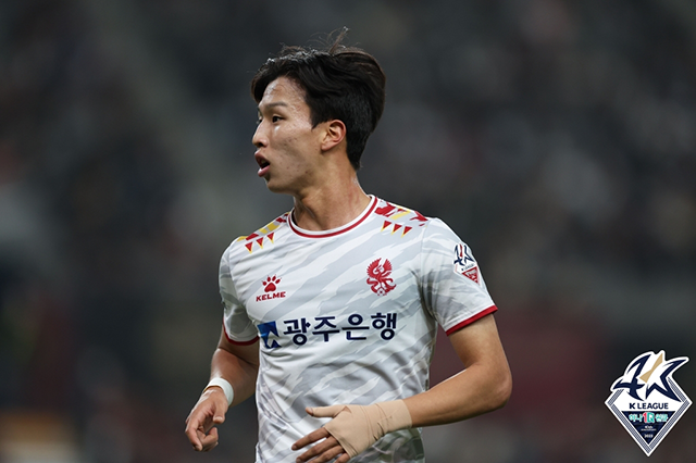 광주 엄지성이 FC서울과 2023 K리그1 원정경기 도중 어딘가를 보고 있다. 사진=한국프로축구연맹 제공