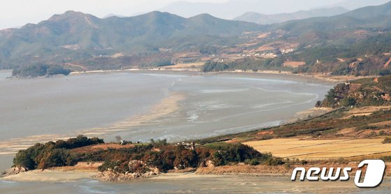 경기 김포시에서 바라본 북한 황해도 개풍군 일대에 적막감이 감돌고 있다.  /사진=뉴스1