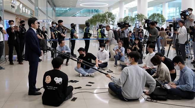 지난 26일 일본 후쿠시마 오염수 시찰을 마친 유국희 원자력안전위원장이 26일 오후 인천국제공항 2터미널로 귀국해 취재진의 질문에 답하고 있다./사진=뉴스1