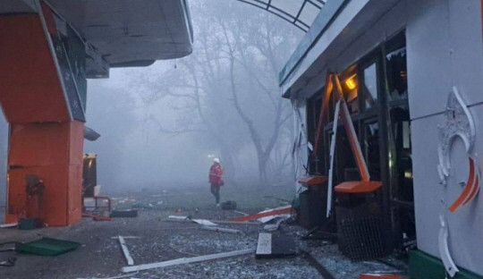 러시아가 26일(현지시간) 발사한 미사일로 우크라이나 중부 드니프로 지역의 주유소가 파괴됐다. 구조대가 현장에서 구조 작업을 벌이고 있다. 연합뉴스(드니프로페트로우스크주 제공)