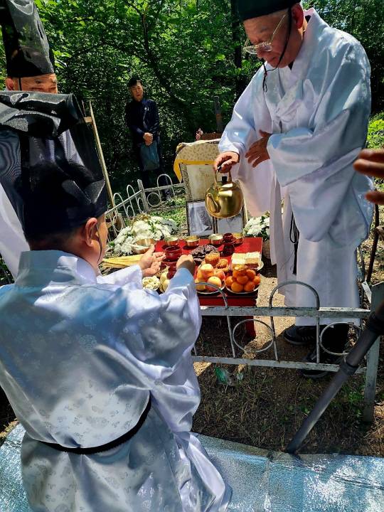 전주 최씨 결성공파 최종훈 회장 등 최재형 선생 후손들이 지난 25일 키르기스스탄 비슈케크 최 최 엘레나  페트로브나 여사 묘소에서  유해 봉환에 앞서 고유제를 지내고 있다. 독립운동가최재형선생기념사업회 제공