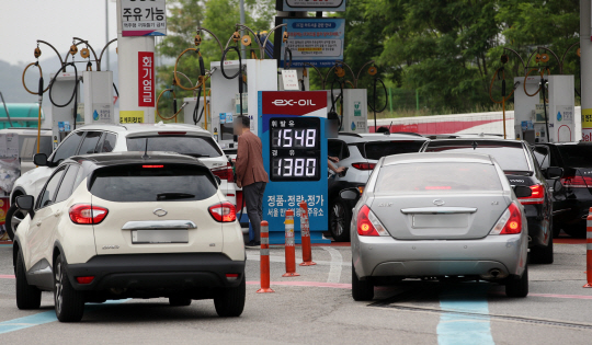 전국 주유소 휘발유, 경유 평균 판매가격이 하락세를 보이고 있다. 지난 21일 서울의 한 주유소를 찾은 운전자들이 주유 하고 있다. 뉴시스