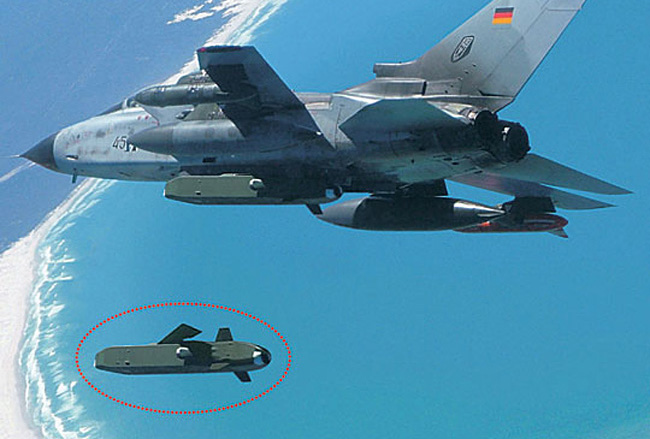 타우러스 공대지 순항 미사일(붉은 점선 안)이 독일 토네이도 전폭기에서 발사되는 모습. 타우러스 시스템즈 제공