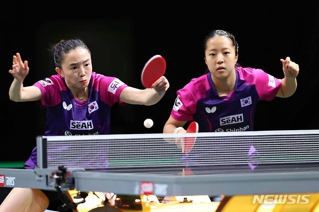 [서울=뉴시스] 2023 국제탁구연맹(ITTF) 개인전 세계탁구선수권대회 여자 복식 결승에 진출한 신유빈-전지희. (사진 = 대한탁구협회 제공)