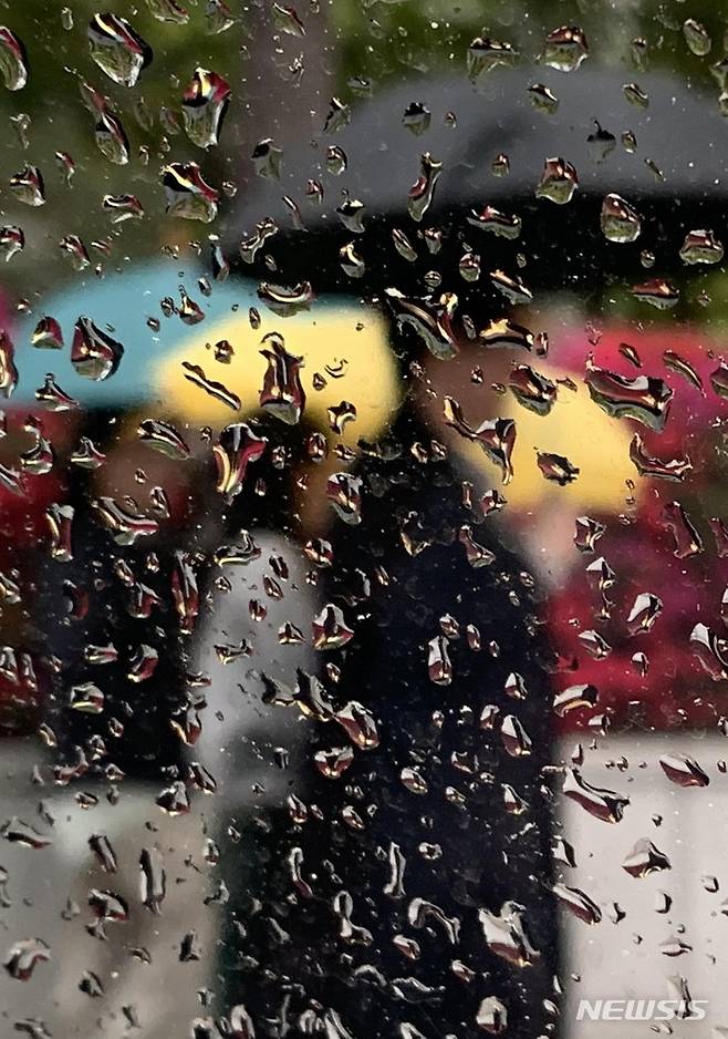 [서울=뉴시스] 조성봉 기자 = 봄비가 내리는 지난달 25일 오후 서울 종로구 인사동에서 시민들이 우산을 쓰고 이동하고 있다.  2023.05.27 suncho21@newsis.com