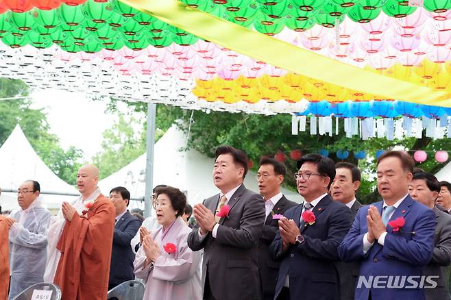 [제주=뉴시스] 27일 대한불교조계종 제23교구본사 관음사에서 오영훈 제주지사와 허운 주지스님 등이 참석한 가운데 불기 2567년 부처님 오신 날 봉축법요식이 열리고 있다. (사진=제주도청) 2023.05.27. photo@newsis.com