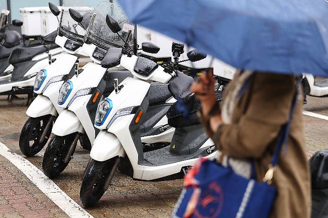 27일 서울 강남구 우아한청년들 자회사 '딜리버리N'에 배달용 오토바이들이 주차되어 있다. 연합뉴스