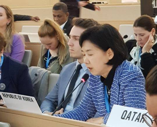 지영미 질병관리청장이 25일(현지시간) 스위스 유엔 제네바 사무소에서 열린 세계보건기구(WHO) 위원회에서 서태평양지역을 대표해 보편적 건강보장에 대해 발언하고 있다.&nbsp; &nbsp;질병관리청 제공.