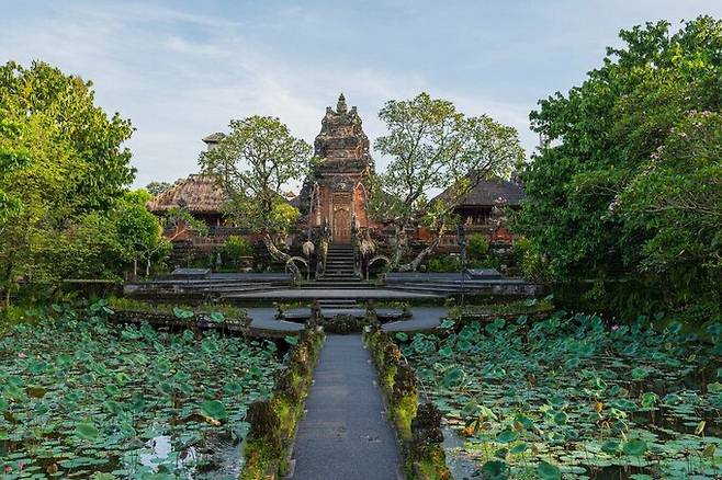 힌두사원과 열대 분위기를 풍기는 인도네시아 발리 소재 사라스와티 호텔의 모습. 발리관광청 제공 