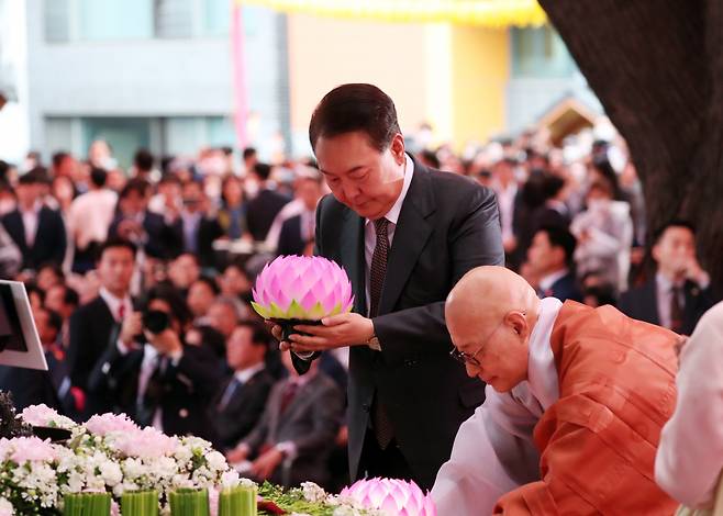 윤석열 대통령이 27일 서울 종로구 조계사에서 열린 불기 2567년 부처님오신날 봉축법요식에서 대한불교조계종 총무원장인 진우스님과 함께 헌등하고 있다. ⓒ연합뉴스