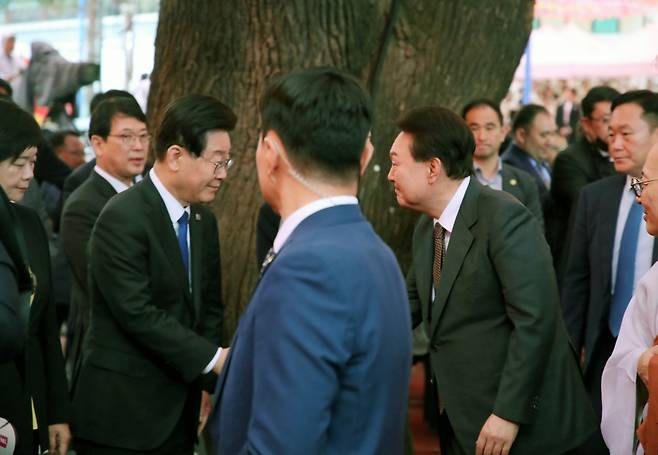 윤석열 대통령이 27일 서울 종로구 조계사에서 열린 불기 2567년 부처님오신날 봉축법요식이 끝난 뒤 더불어민주당 이재명 대표와 인사를 나누고 있다. ⓒ연합뉴스