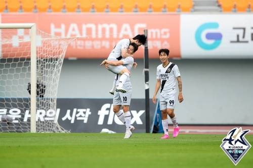 모재현의 두 번째 골 들어가자 기뻐하는 경남 선수들 [한국프로축구연맹 제공. 재판매 및 DB 금지]